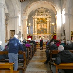 P1180462  Testimone ed esperta locale  informa su fatti, tradizioni e leggende relative al Santuario, visitabile dopo importanti reastauri.